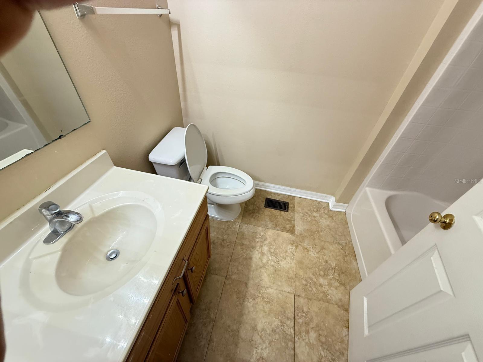 ASHBURN SQUARE TOWNHOMES - Residential Lease