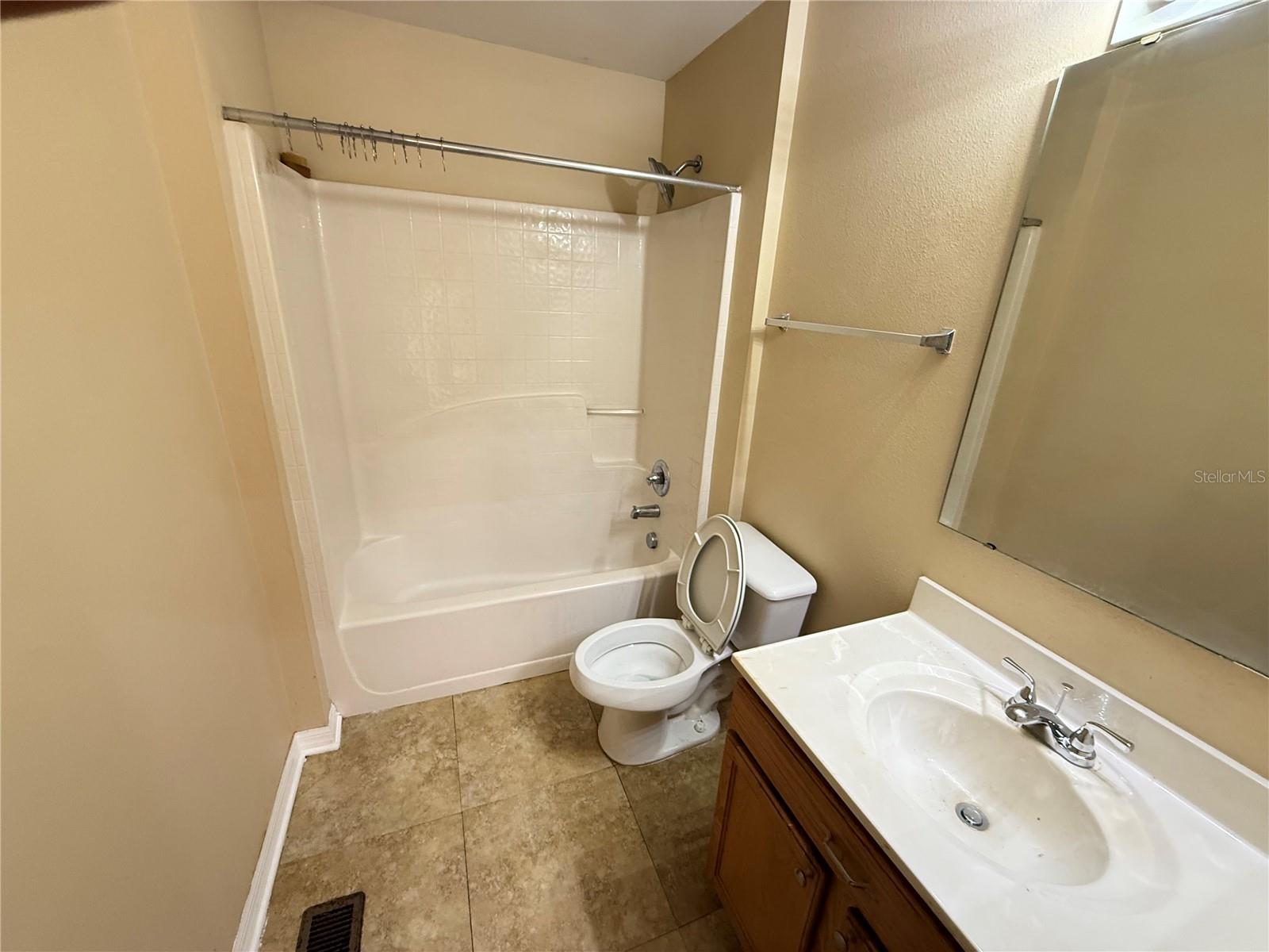 ASHBURN SQUARE TOWNHOMES - Residential Lease