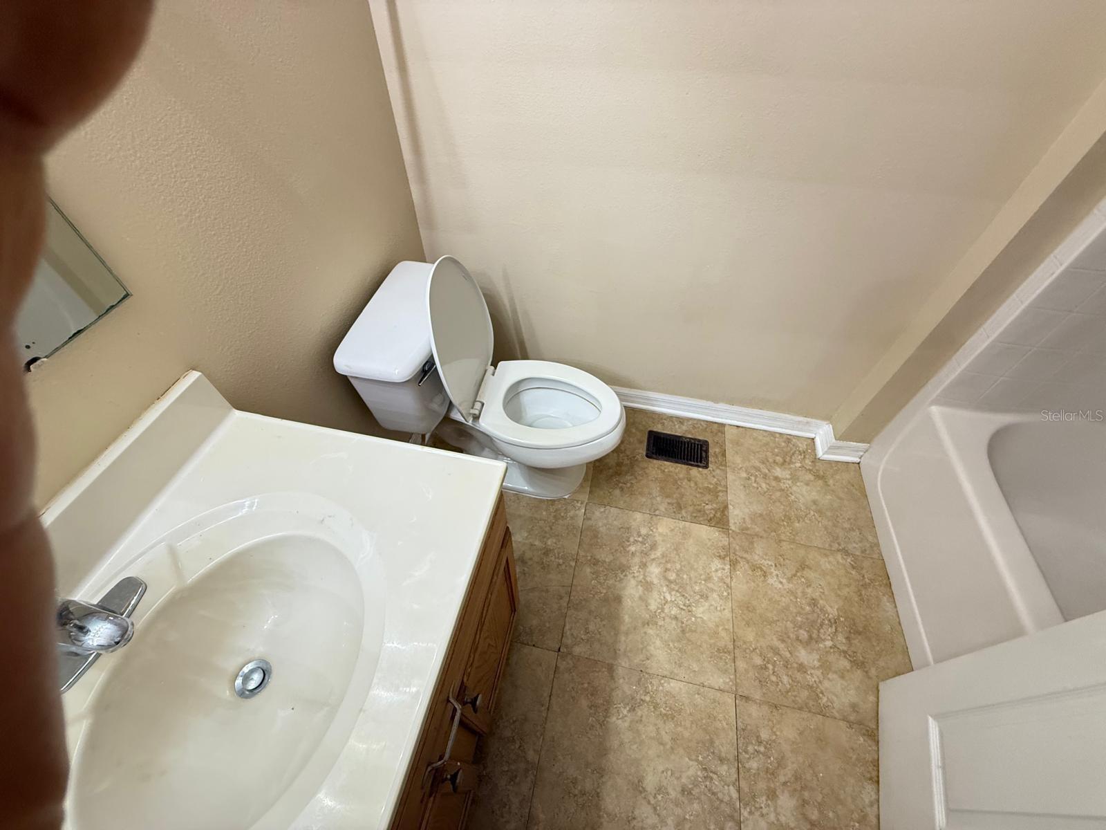 ASHBURN SQUARE TOWNHOMES - Residential Lease