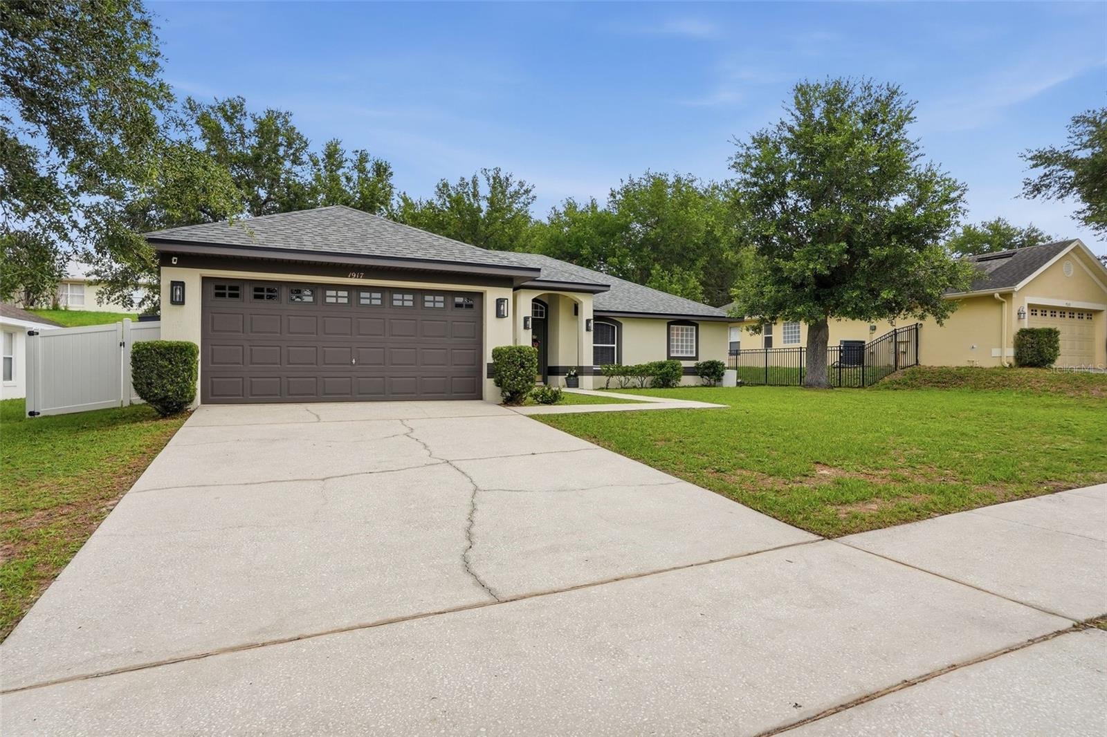 1917 SOUTHERN OAK LOOP