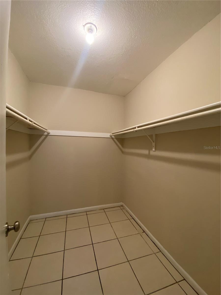 CURRY FORD STUDIOS - Residential Lease
