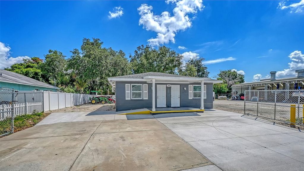 Photo of 1004 27th Avenue W, Bradenton, FL 34205 (MLS # A4699307)