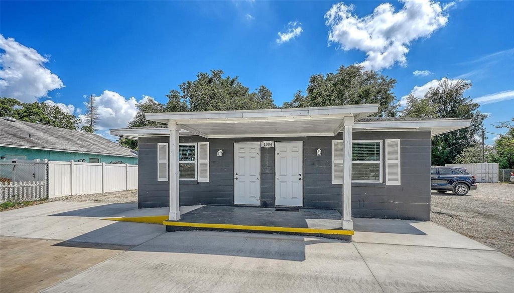 Photo of 1004 27th Avenue W, Bradenton, FL 34205 (MLS # A4699307)
