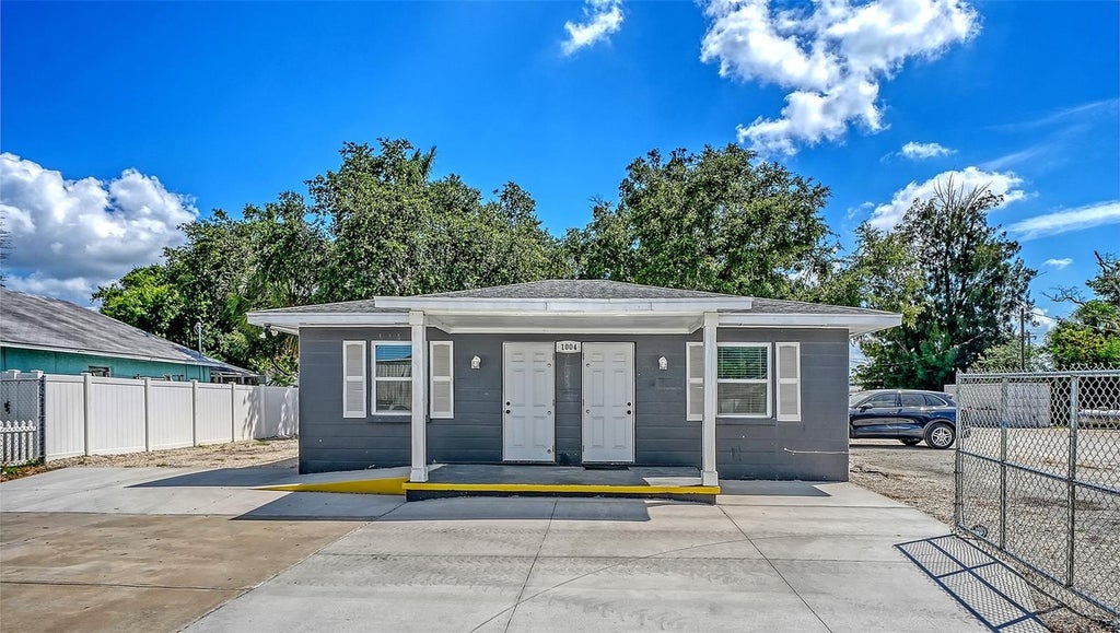 Photo of 1004 27th Avenue W, Bradenton, FL 34205 (MLS # A4699307)