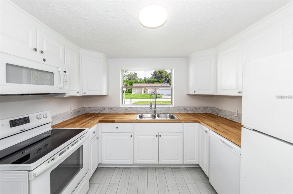 Photo of 15 Palmira Road, Debary, FL 32713 (MLS # O6359103)