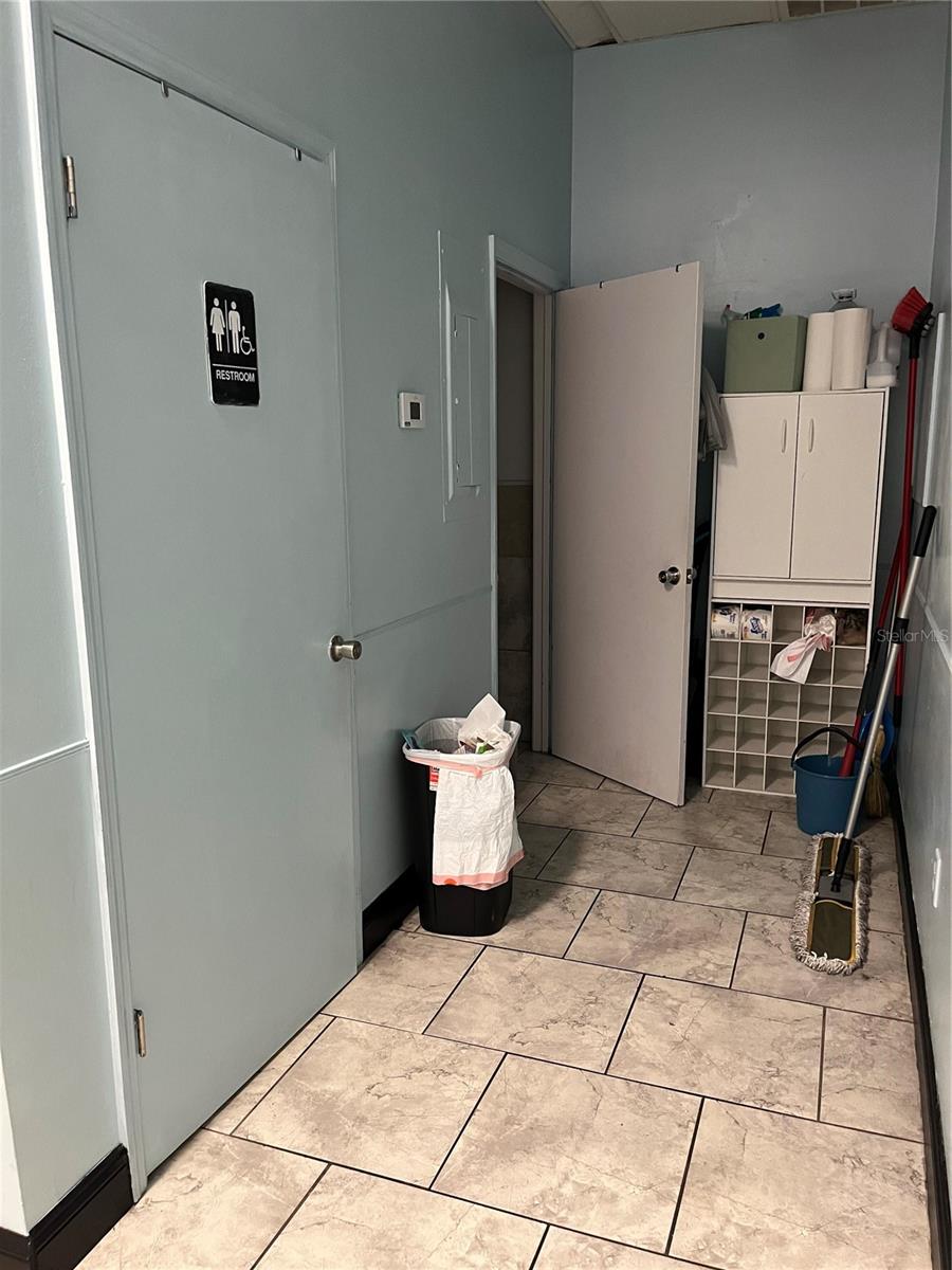 OCALA SQUARE - Commercial Lease
