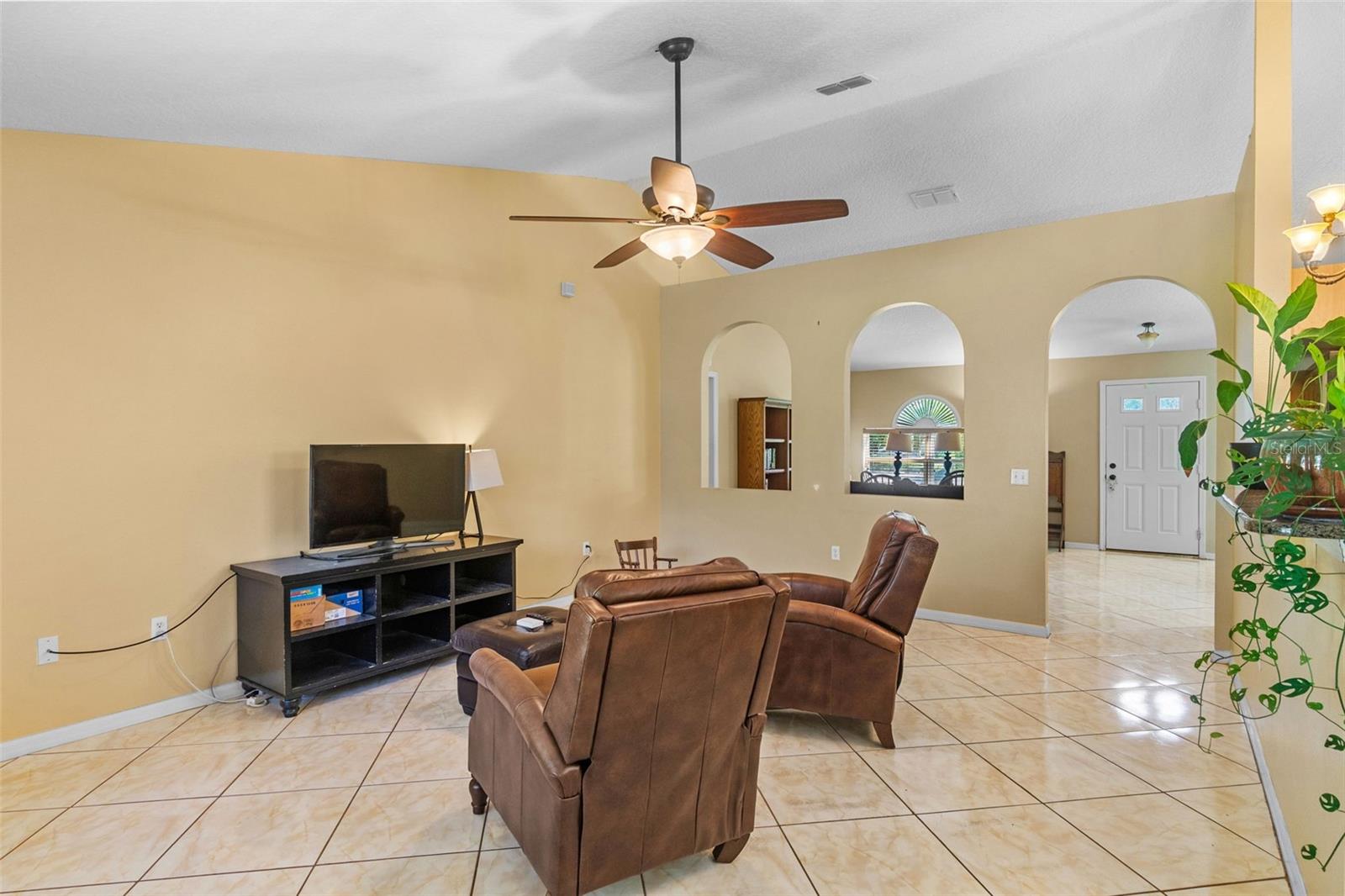 526 WESTCLIFFE DRIVE