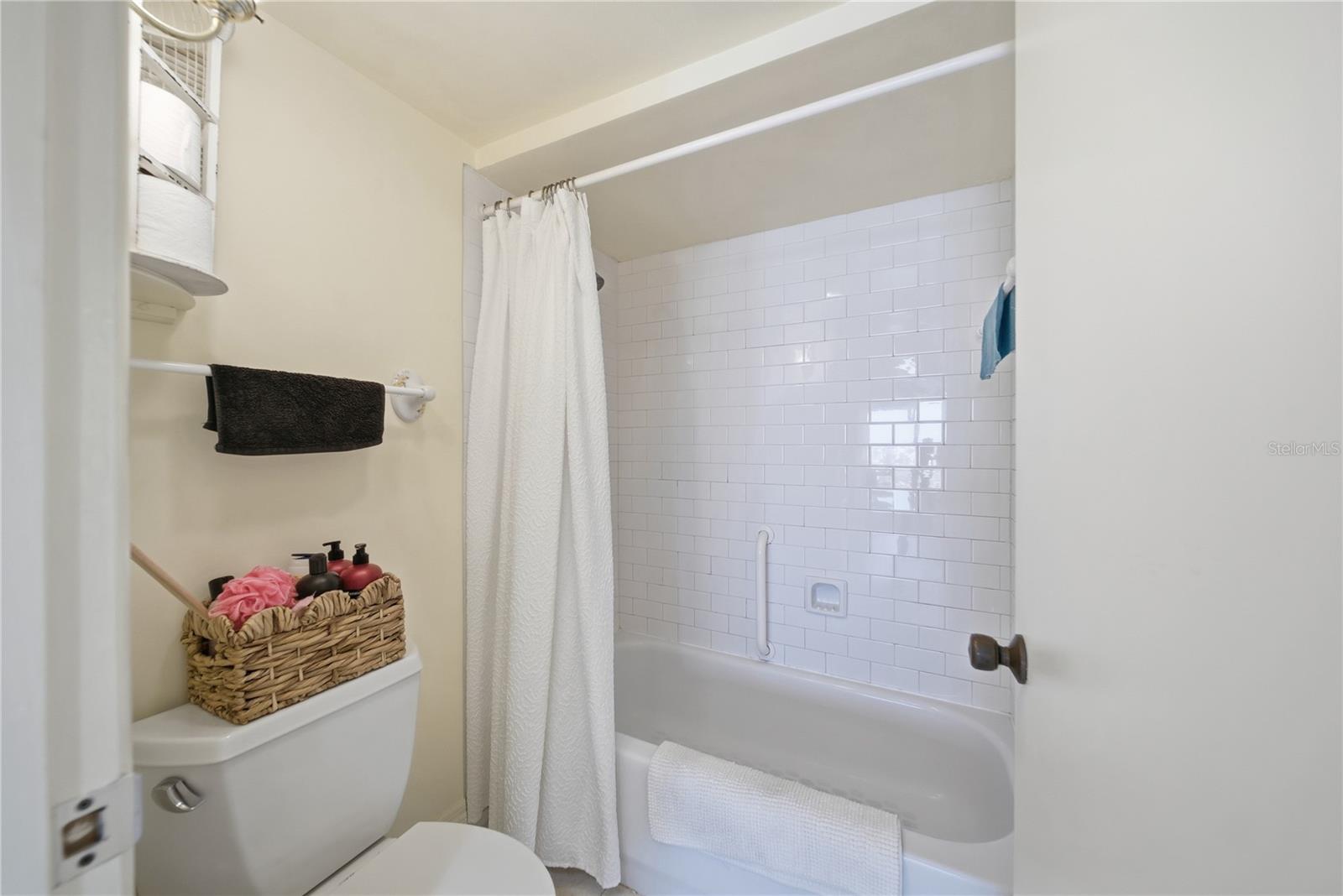 KEY CAPRI CONDO - Residential
