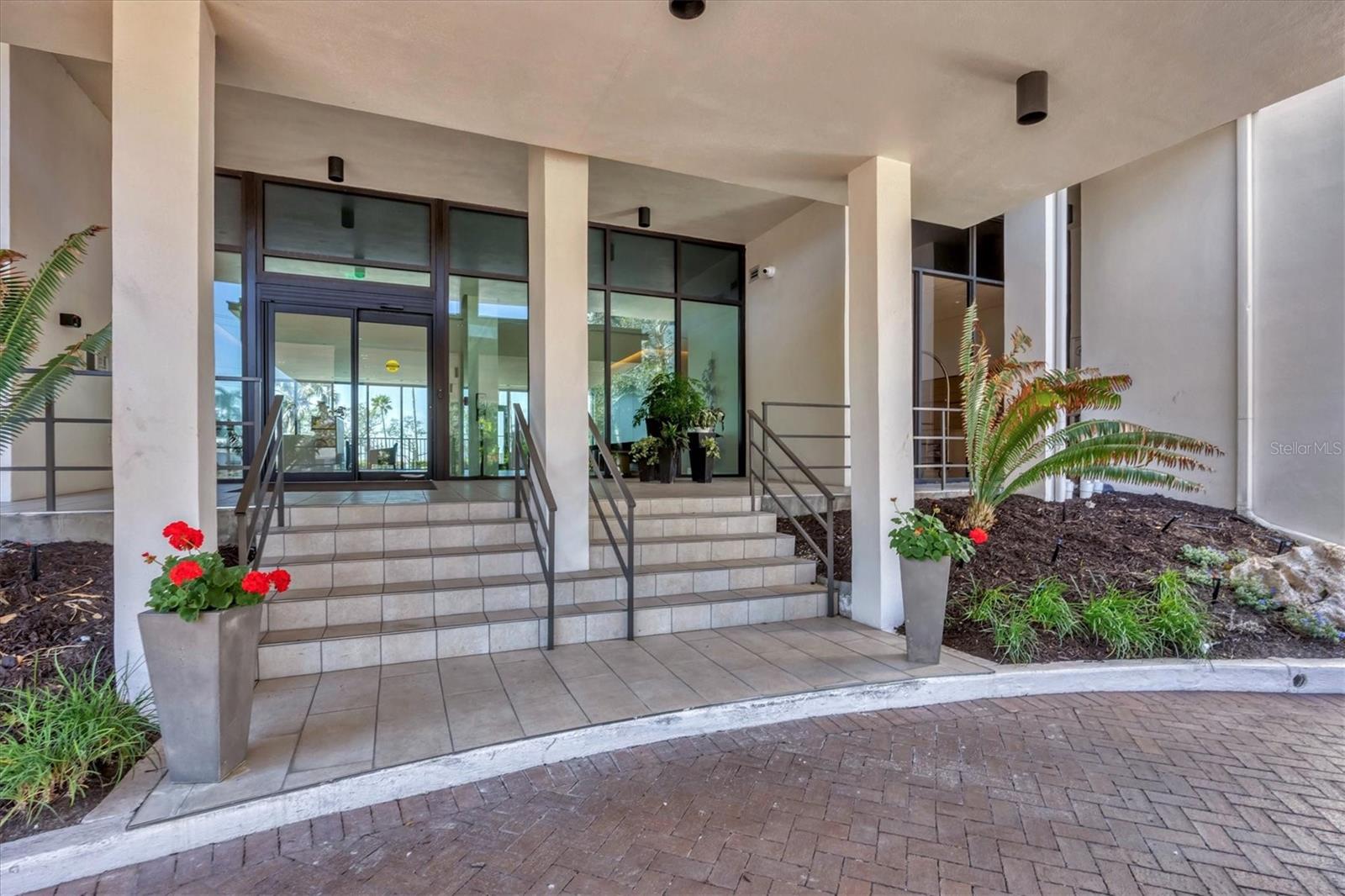 EMBASSY HOUSE - Residential