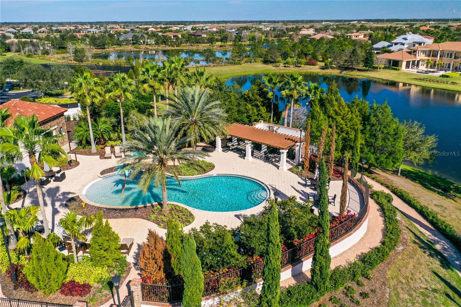 LAKE CLUB - Residential