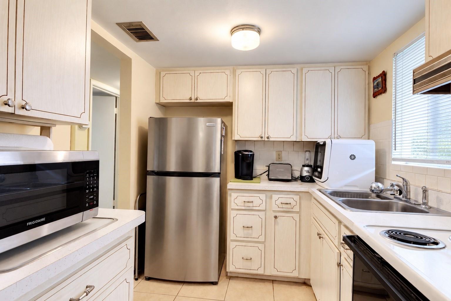 2013 SUNSET DRIVE E2, BRADENTON, FL, 34207 2 2013 SUNSET DRIVE E2