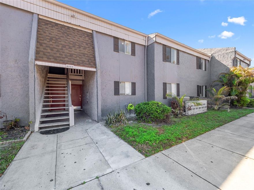 Beautiful 3 bedroom 2 bath apartment with water view, very centrally located, just minutes from Tampa International Airport, shopping centers, restaurants, USF College, Bush Gardens and much more.