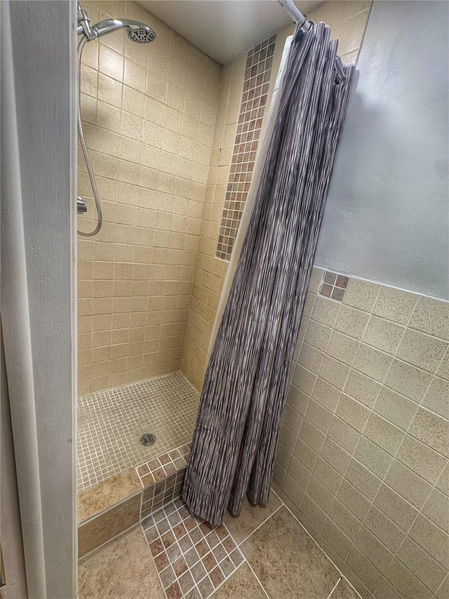 COLONIAL HILLS - Residential