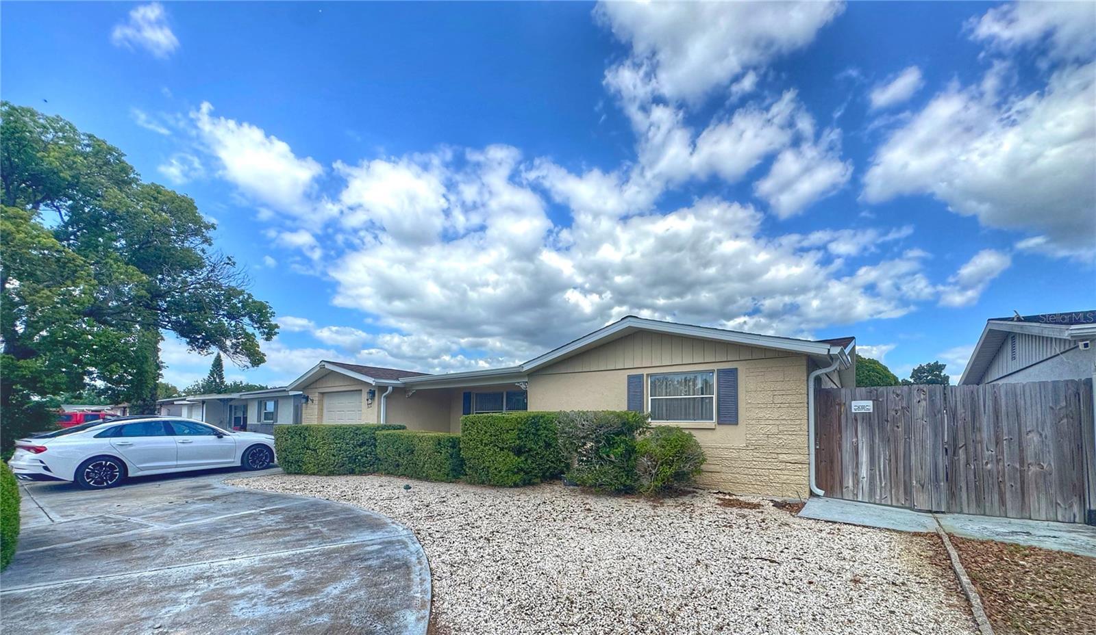 COLONIAL HILLS - Residential