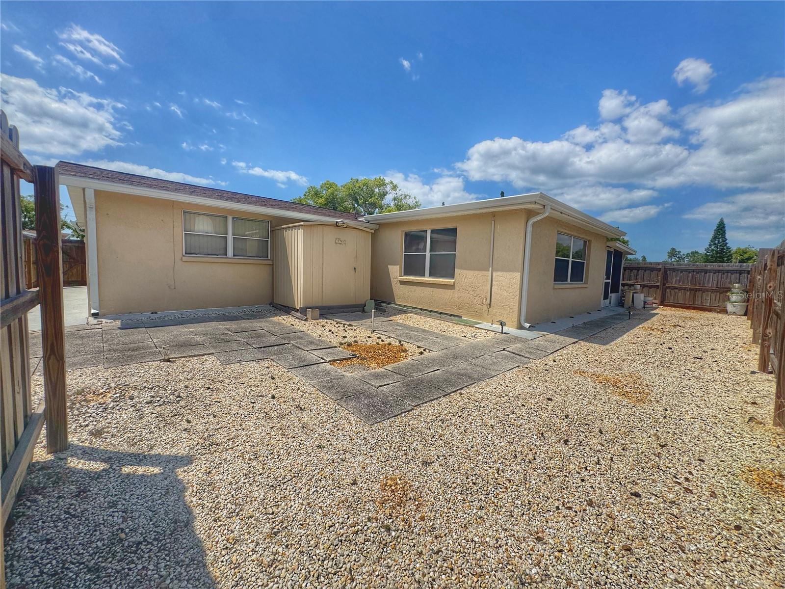 COLONIAL HILLS - Residential