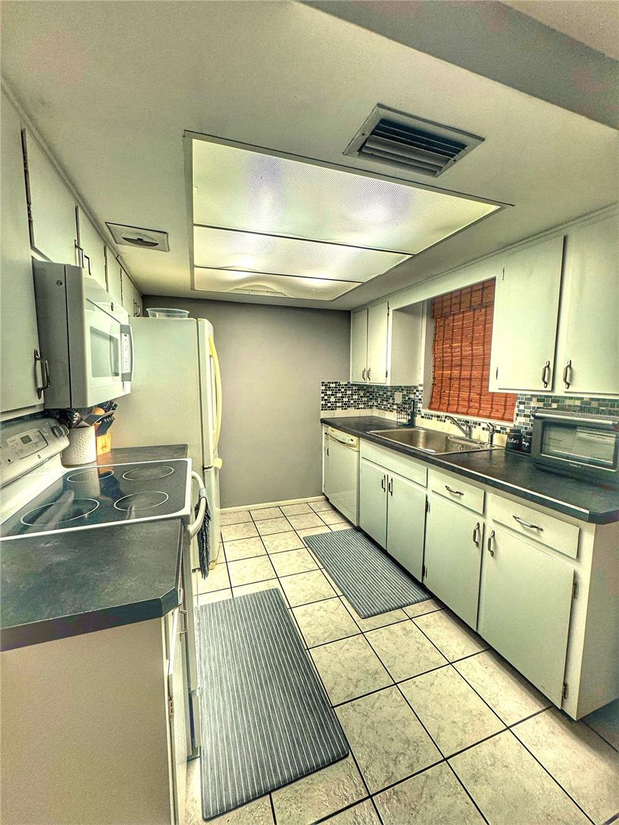 COLONIAL HILLS - Residential