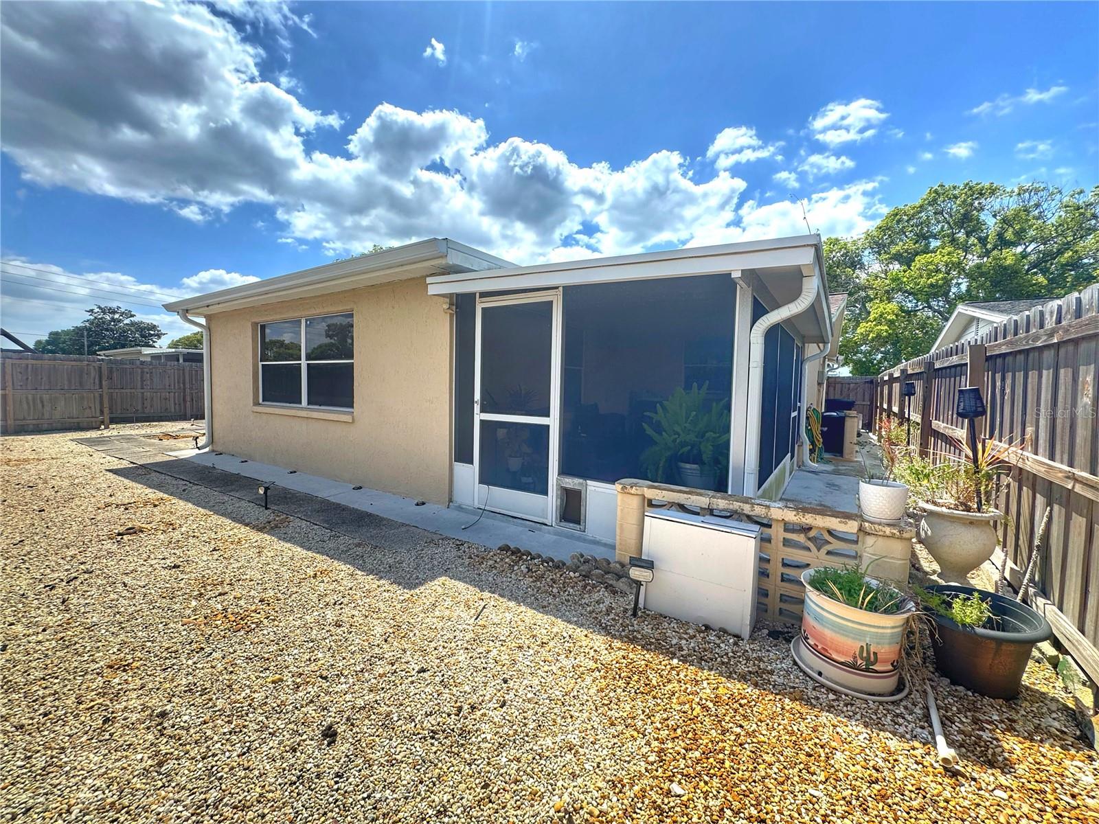 COLONIAL HILLS - Residential