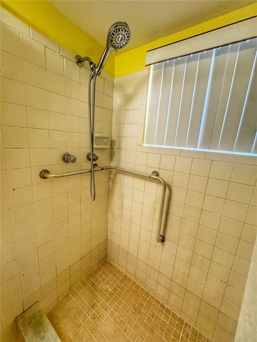 COLONIAL HILLS - Residential