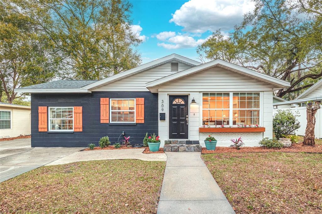 Photo of 309 W Palm Drive, Lakeland, FL 33803 (MLS # L4959908)