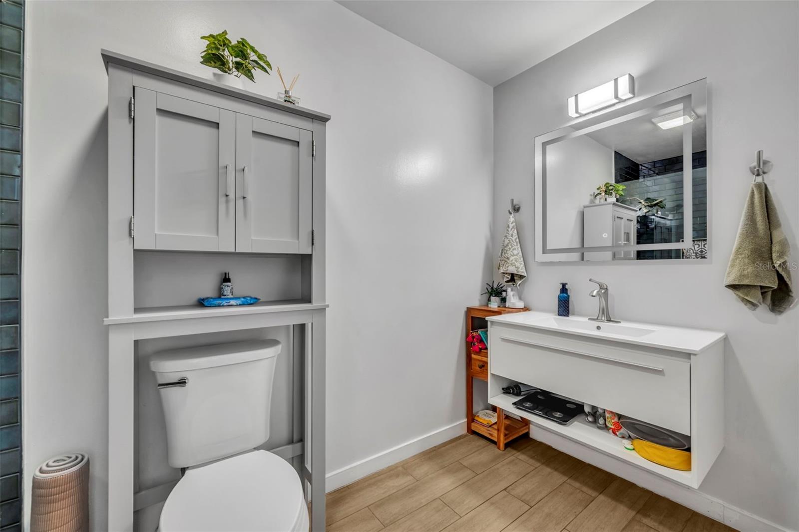 ROSS LAKE SHORES - Residential