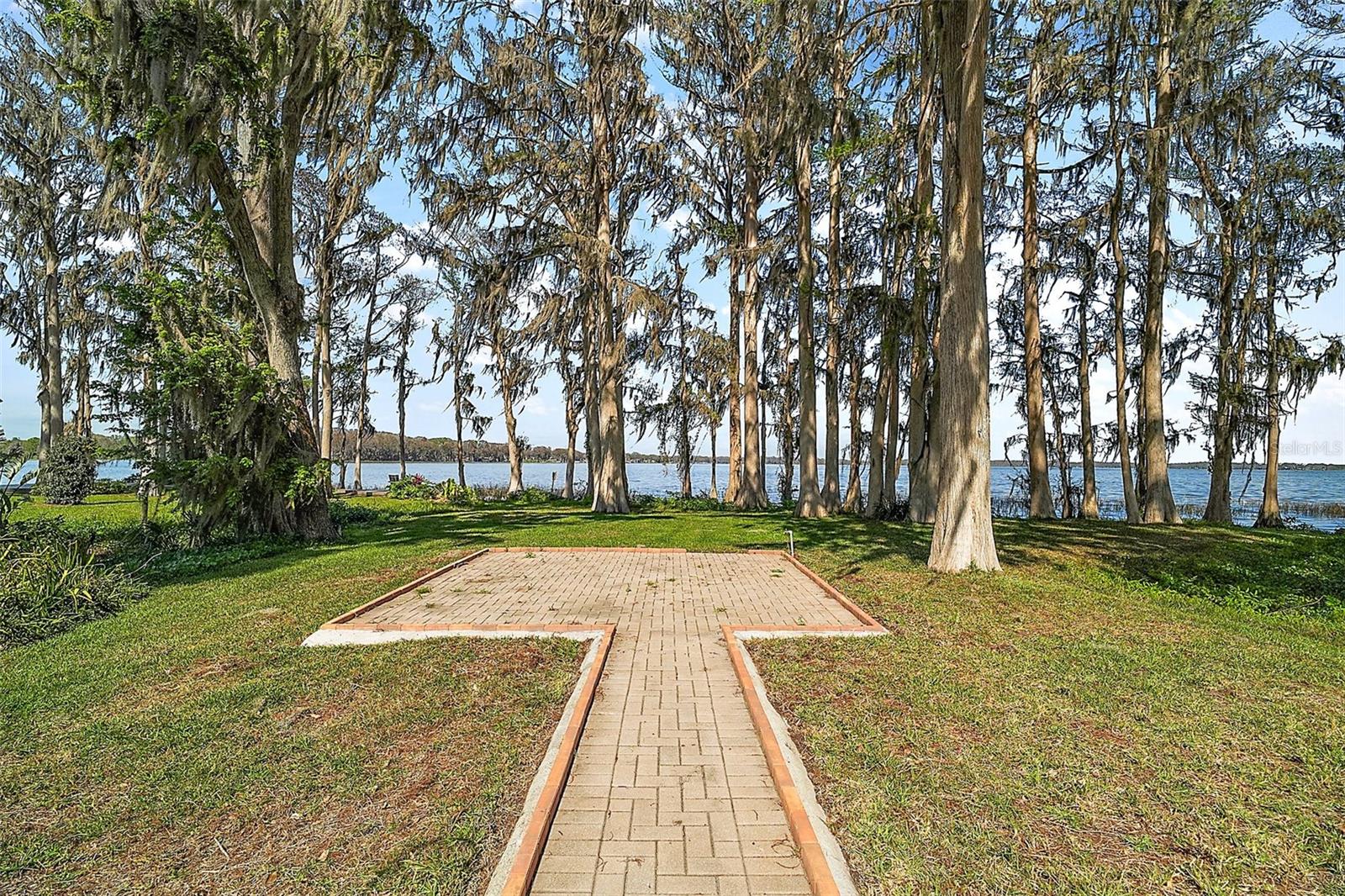 1322 HOWARD ROAD
