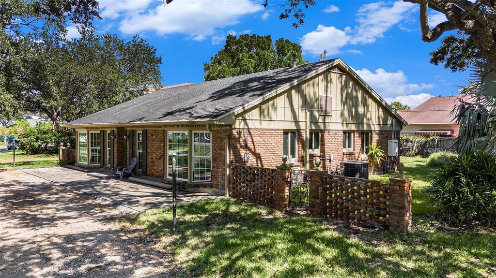 Photo of 503 Severn Avenue, Tampa, FL 33606 (MLS # TB8430262)