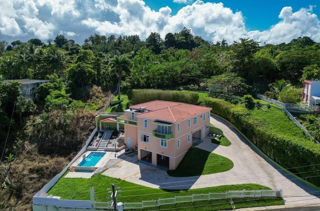 Premium location near Route 66
3 floors
3 double garages
5 large rooms
3 bathrooms
Large gym
2 Large family
Parking for 20 vehicles
Swimming pool with hydraulic massage
Tank
All areas with air conditioning
Security windows and doors