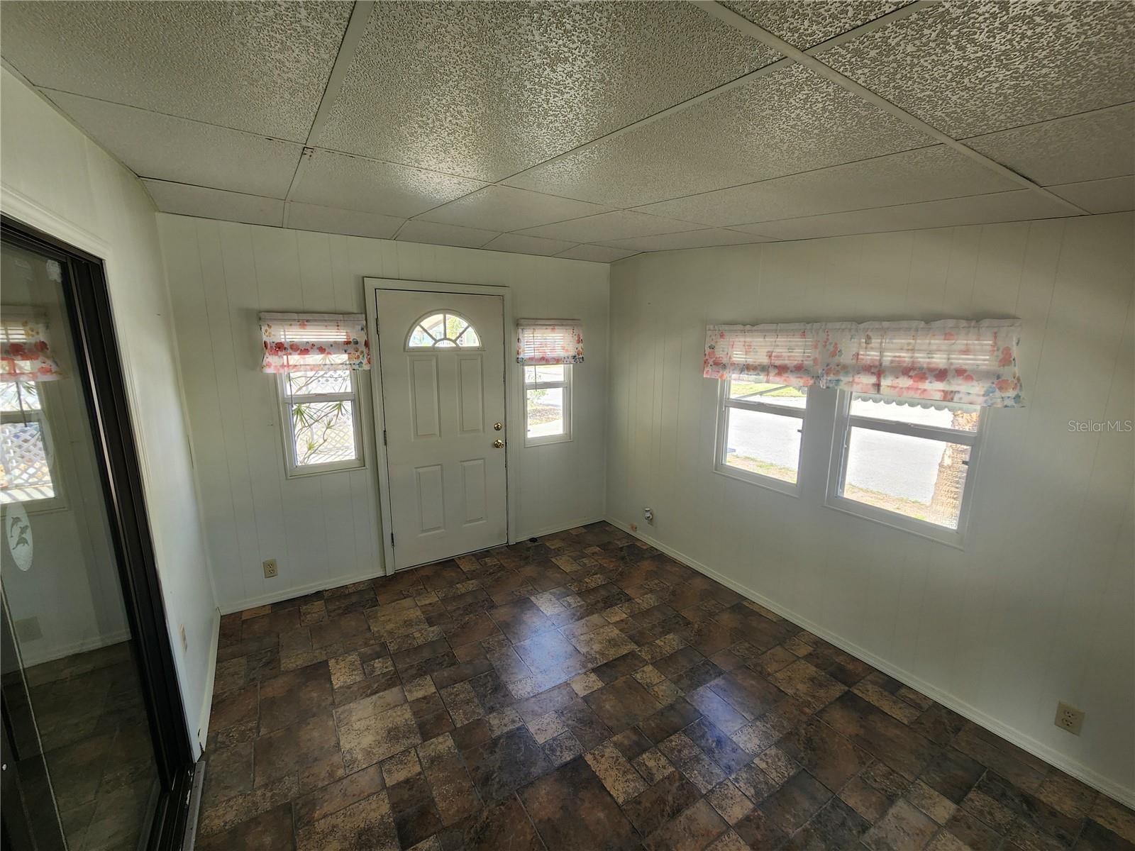 PALM LAKE ESTATES - Residential