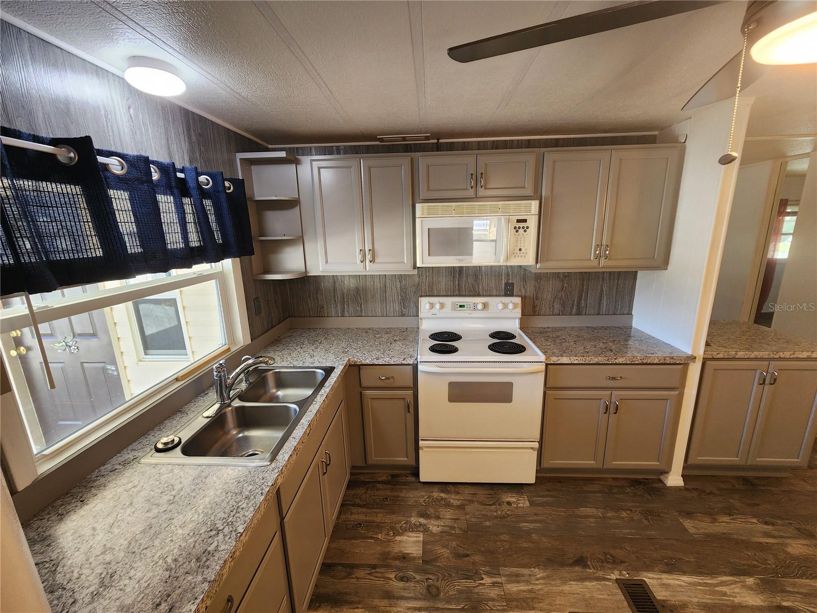 PALM LAKE ESTATES - Residential