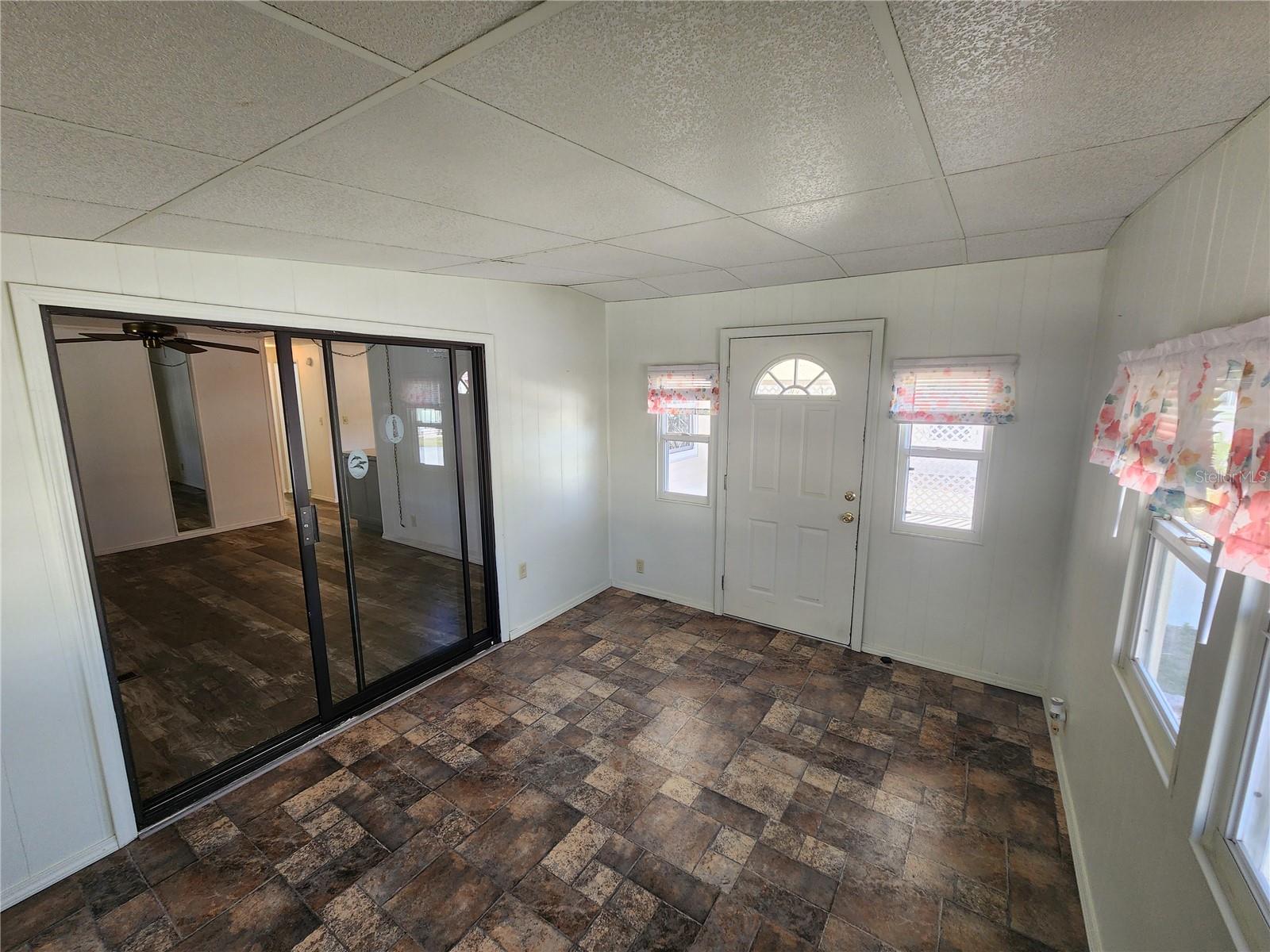 PALM LAKE ESTATES - Residential