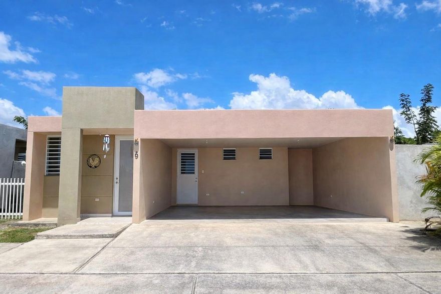 Great opportunity in Arroyo! Discover this comfortable single-story home located in Urb. Vistas de Arroyo, perfect for those seeking a quiet community, convenient location, and energy efficiency.

The property is built with reinforced concrete and cement blocks, providing a durable and solid structure. It features 3 bedrooms and 2 bathrooms, along with a functional layout that includes living room, dining area, and kitchen, ideal for everyday living and entertaining.

Additional features include a laundry area and a double carport, offering convenient covered parking for two vehicles. As an added benefit, the property includes 11 solar panels, helping reduce electricity costs. 

Conveniently located near PR-3 and the PR-53 toll expressway, with easy access to Guayama, Patillas, and Humacao. The home is also just minutes from downtown Arroyo, beaches, schools, restaurants, and shopping.

A great opportunity to own a home in the southeast region of Puerto Rico.