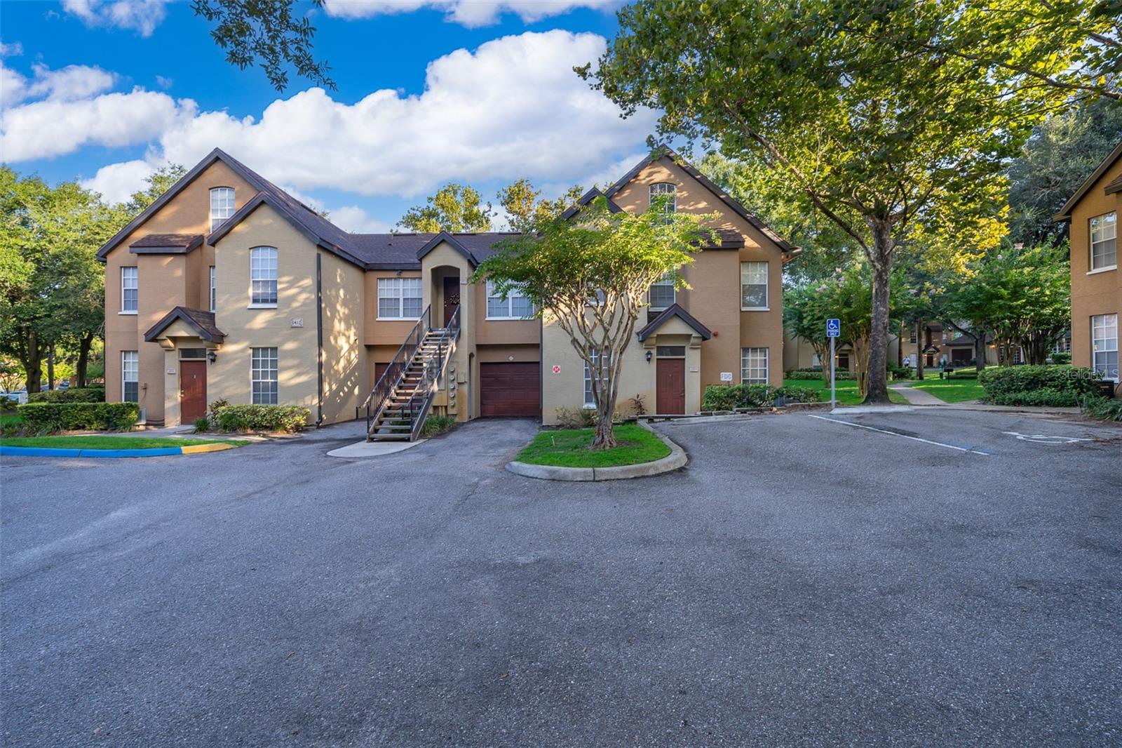 Cozy Apartment in Azur at MetroWest – First Floor - Ready to Move in!
Discover this charming 794 sq.ft apartment located in an exclusive gated community with strict security and administration dedicated to your peace of mind. Outstanding features: Freshly painted with neutral and modern colors that provide luminosity and freshness, new floors that combine elegance and durability for your daily comfort, community pool to enjoy moments of relaxation and recreation, closed community with access control, guaranteeing a safe and protected environment. Azur at MetroWest offers a comfortable and safe lifestyle, ideal for those looking for quality, tranquility and an excellent location in Orlando.
Do you want more information or schedule a visit? It won't last!