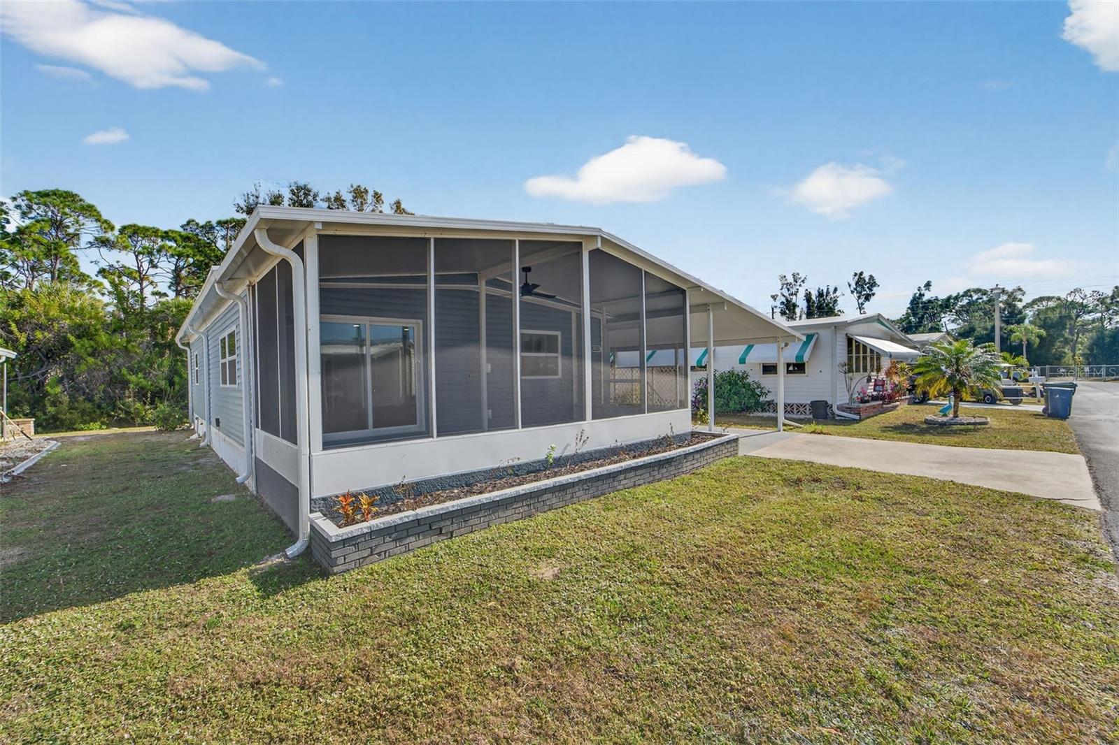 POLYNESIAN VILLAGE - Residential