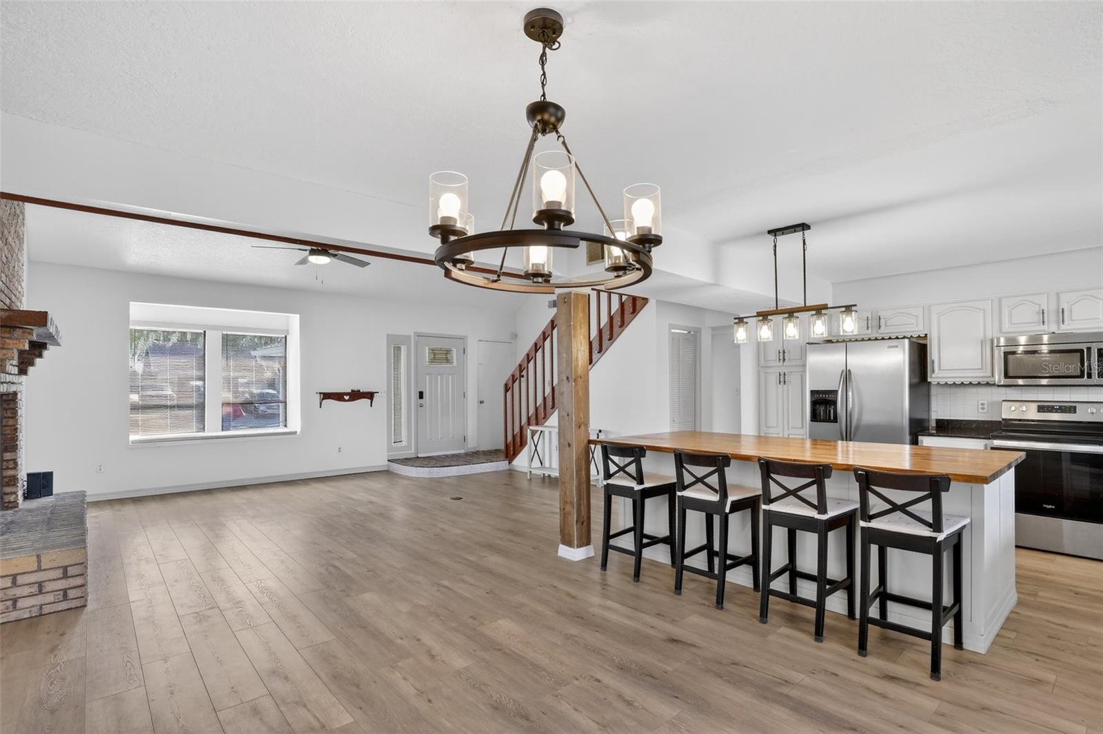 1595 SHADY OAK DRIVE