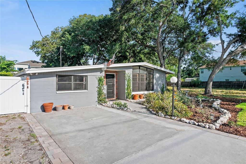 Photo of 2407 S Lois Avenue, Tampa, FL 33629 (MLS # TB8425139)