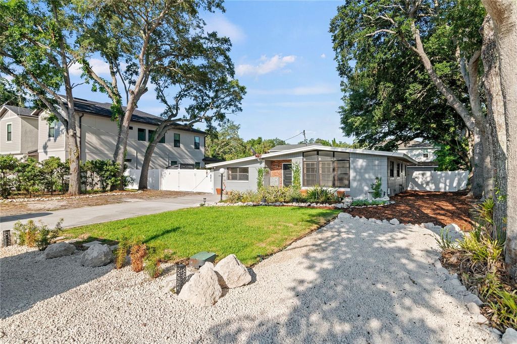 Photo of 2407 S Lois Avenue, Tampa, FL 33629 (MLS # TB8425139)