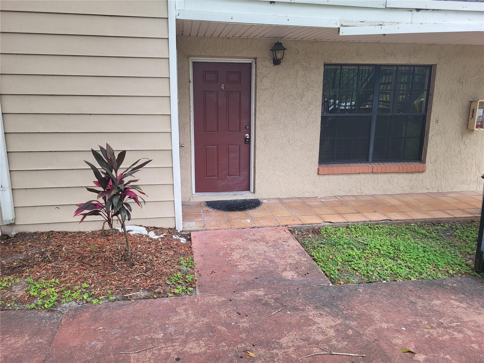 2 BEDROOM/ 1 BATHROOM 1ST FLOOR CONDO ACROSS FROM THE POOL. SPACIOUS GREAT ROOM/FAMILY ROOM. FULL SIZE KITCHEN WITH BLACK APPLIANCES, EAT-IN SPACE & A BREAKFAST BAR. LARGE SIZE BEDROOMS, NEW CARPET