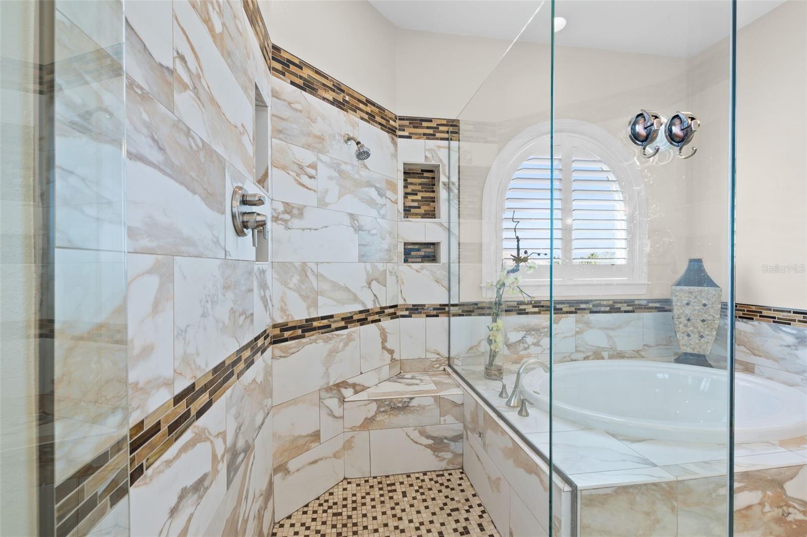 ESTUARY OF MOBBLY BAY - Residential