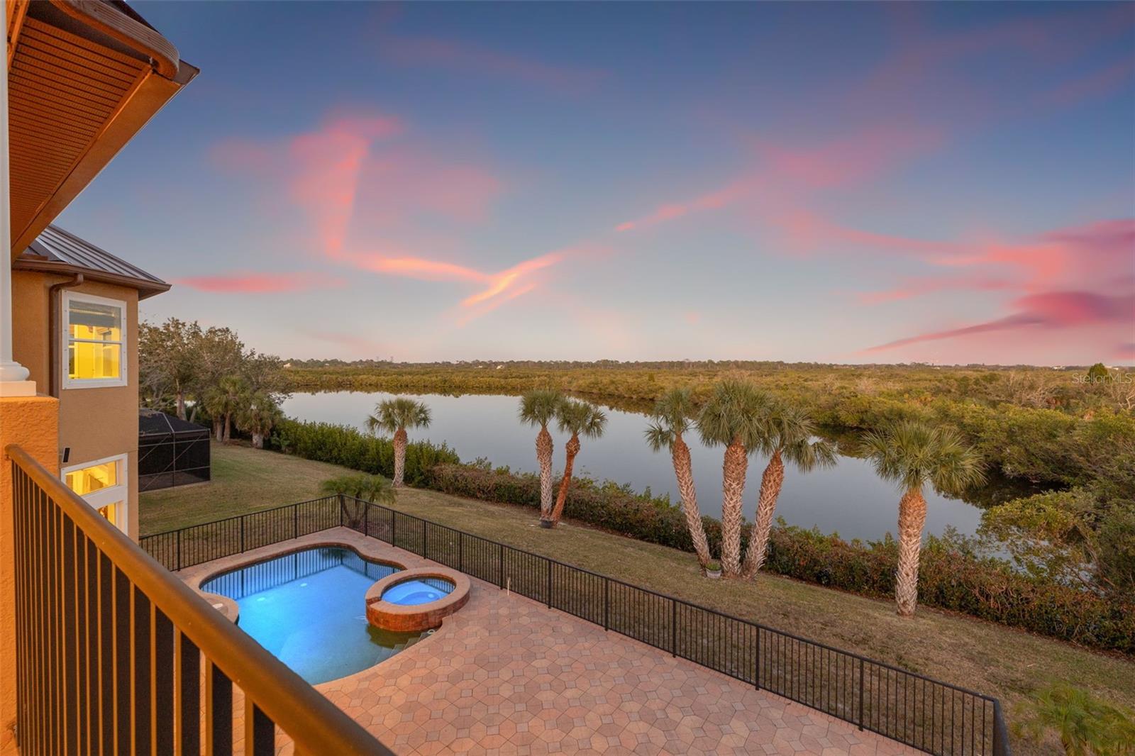 ESTUARY OF MOBBLY BAY - Residential