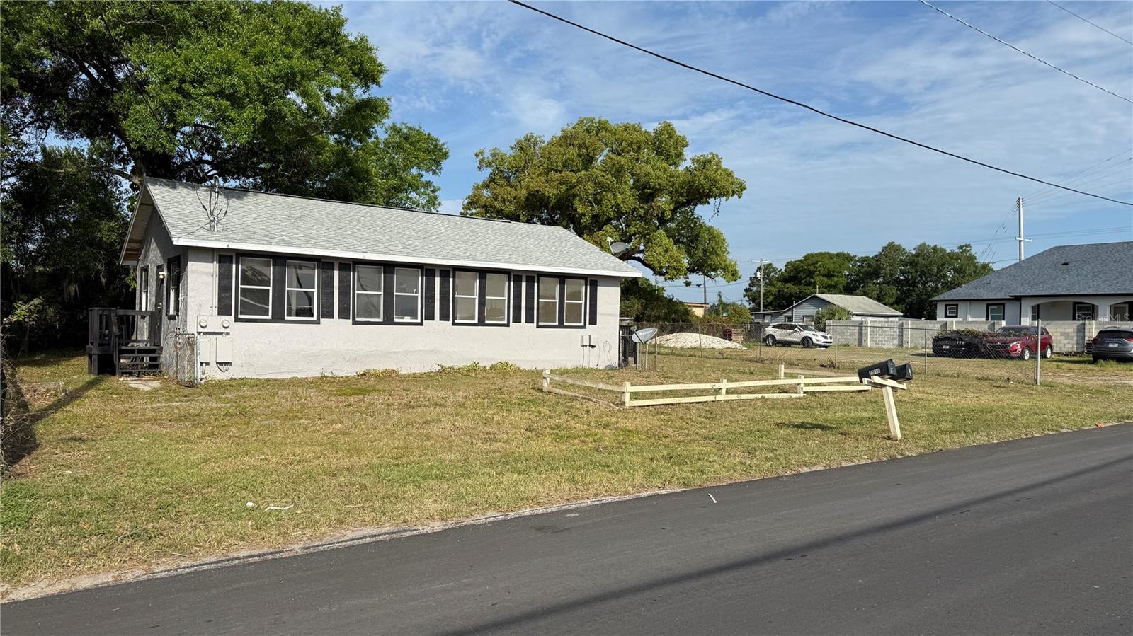 FRESHLY UPDATED 2/1 PLUS 1/1 DUPLEX WITH BRAND NEW ROOF. GREAT LOT ADJACENT TO NEARLY NEW CONSTRUCTION HOME. LOCATION IS EVERYTHING! THIS DUPLEX WILL BE A GREAT ADDITION TO A PORTFOLIO --OR-- FOR THE OWNER OCCUPIED, A FANTASTIC PLACE THAT IS CLOSE TO EVERYTHING. LIVE IN ONE SIDE, RENT THE OTHER, AND ENJOY A LOW OR NO COST LIFESTYLE LIVING WITHIN MINUTES OF FOOD, FUN, FREEWAYS!! SELLER WILL ASSIST WITH CLOSING COSTS WITH FULL PRICE CONTRACT.