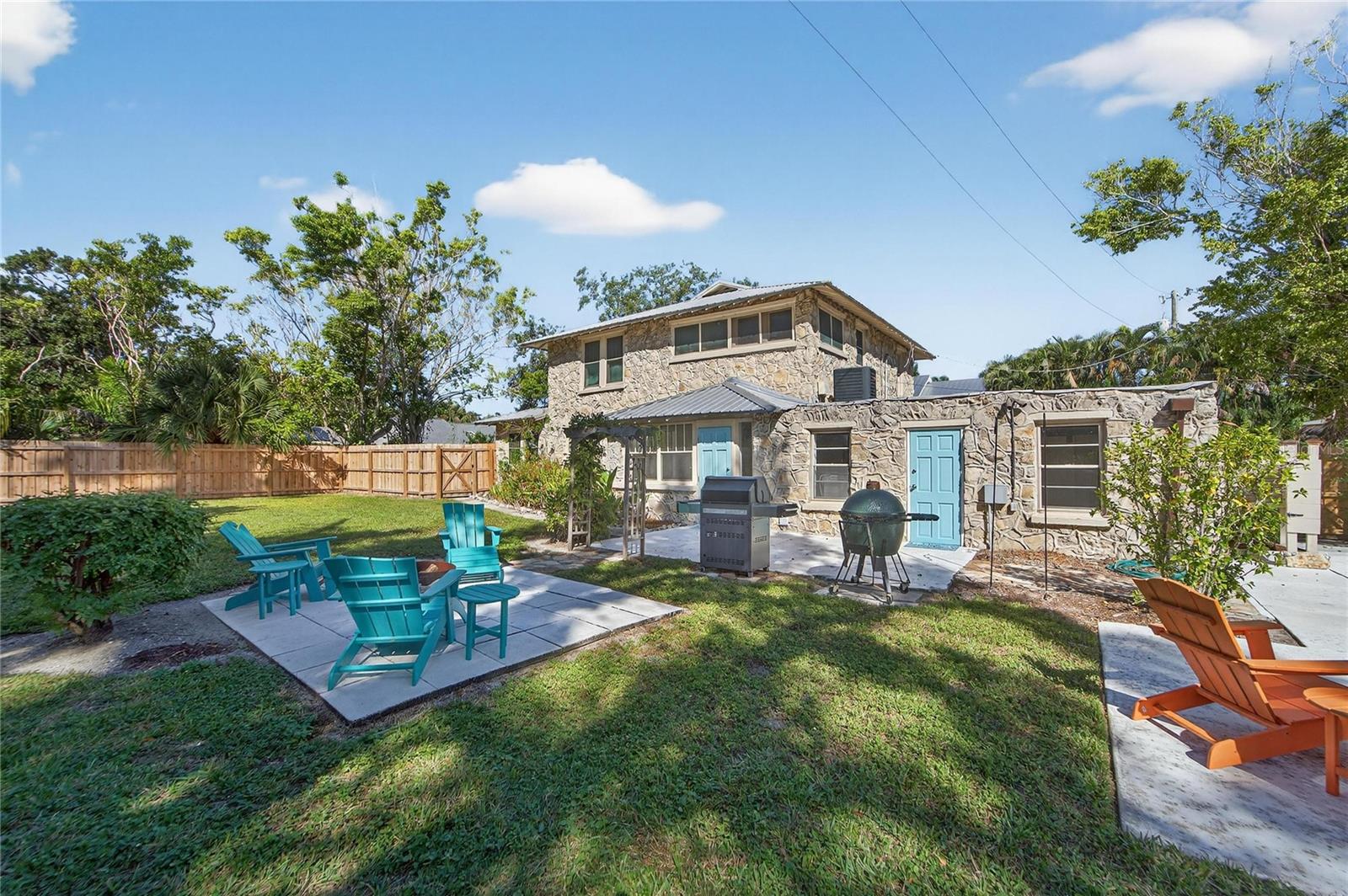 RIVERSIDE COURT - Residential