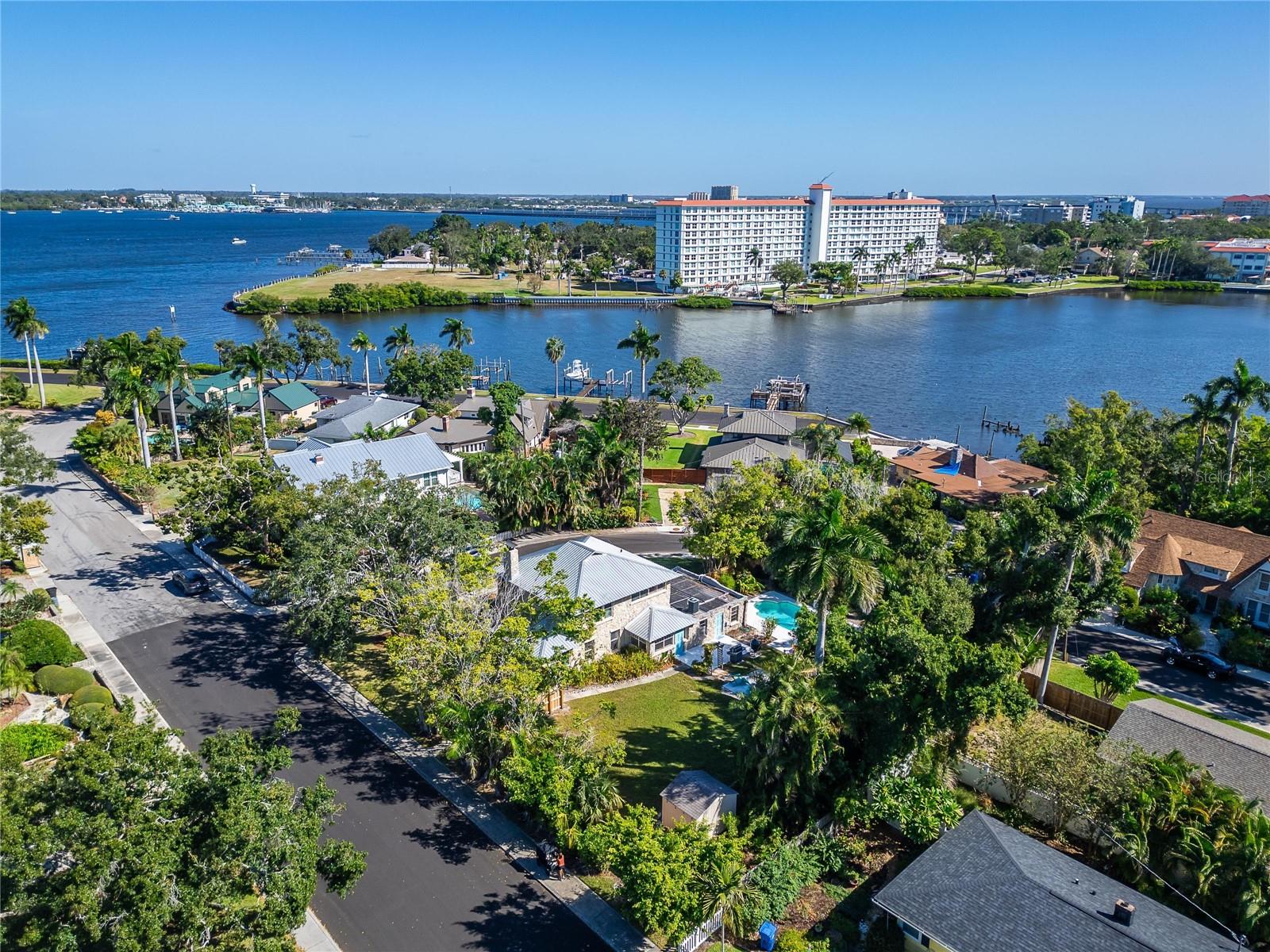 RIVERSIDE COURT - Residential