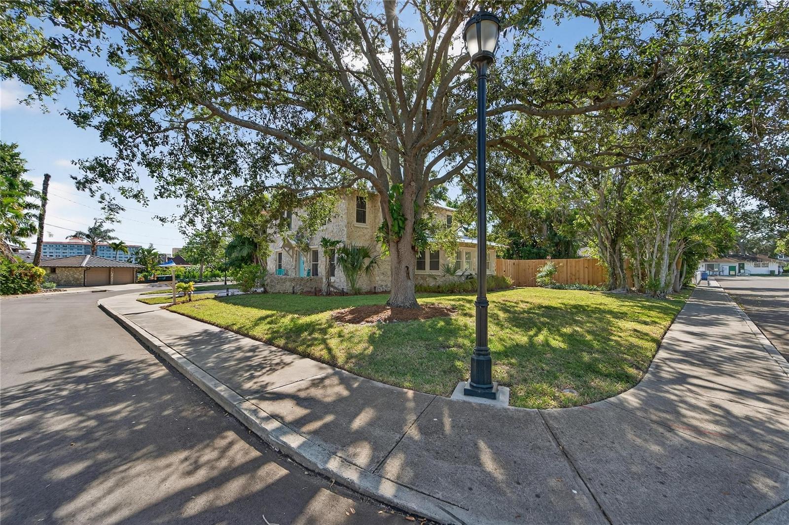 RIVERSIDE COURT - Residential