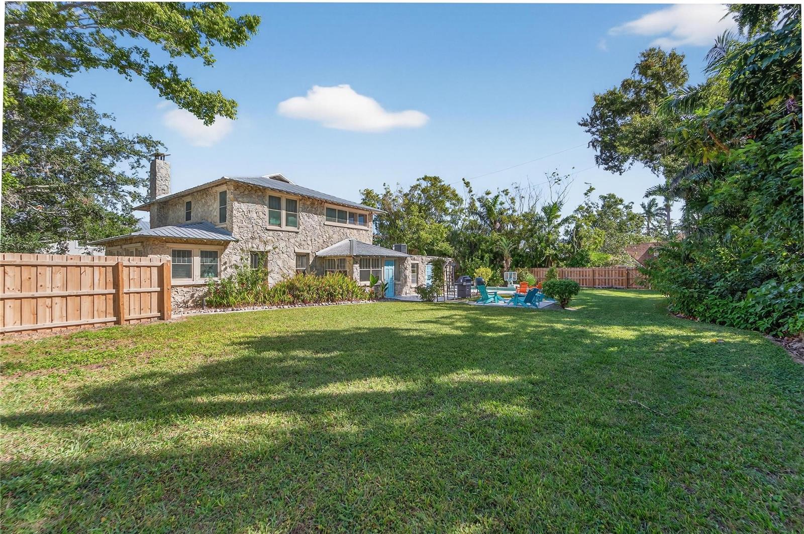 RIVERSIDE COURT - Residential