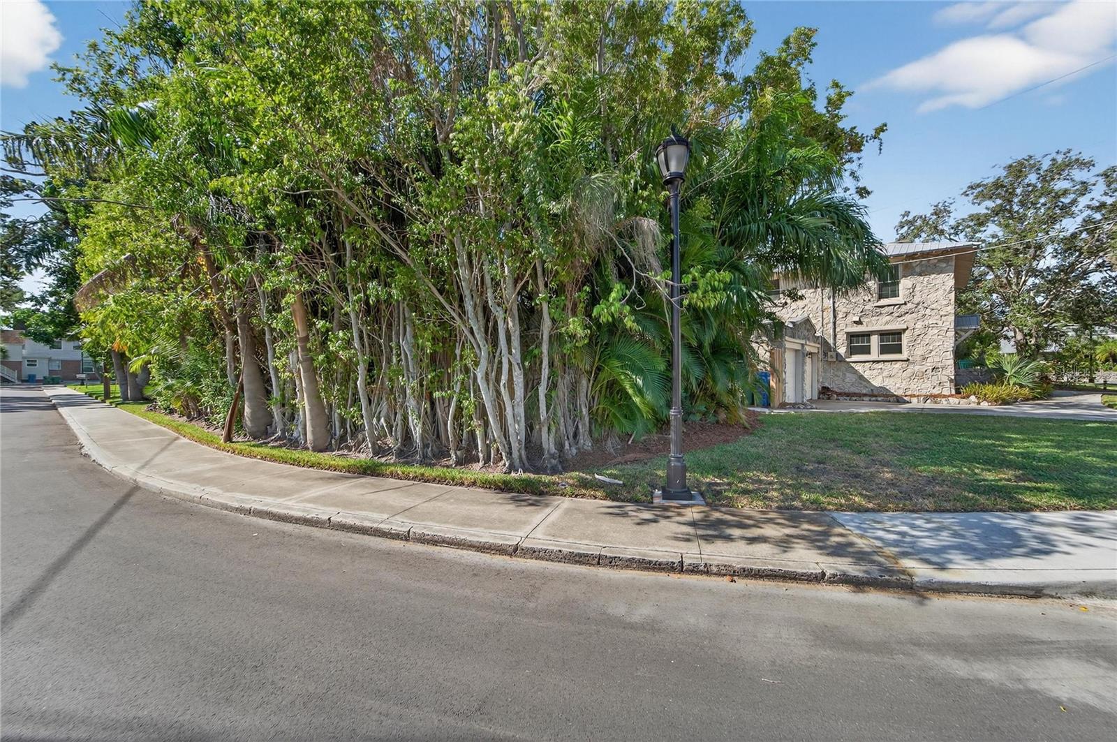 RIVERSIDE COURT - Residential