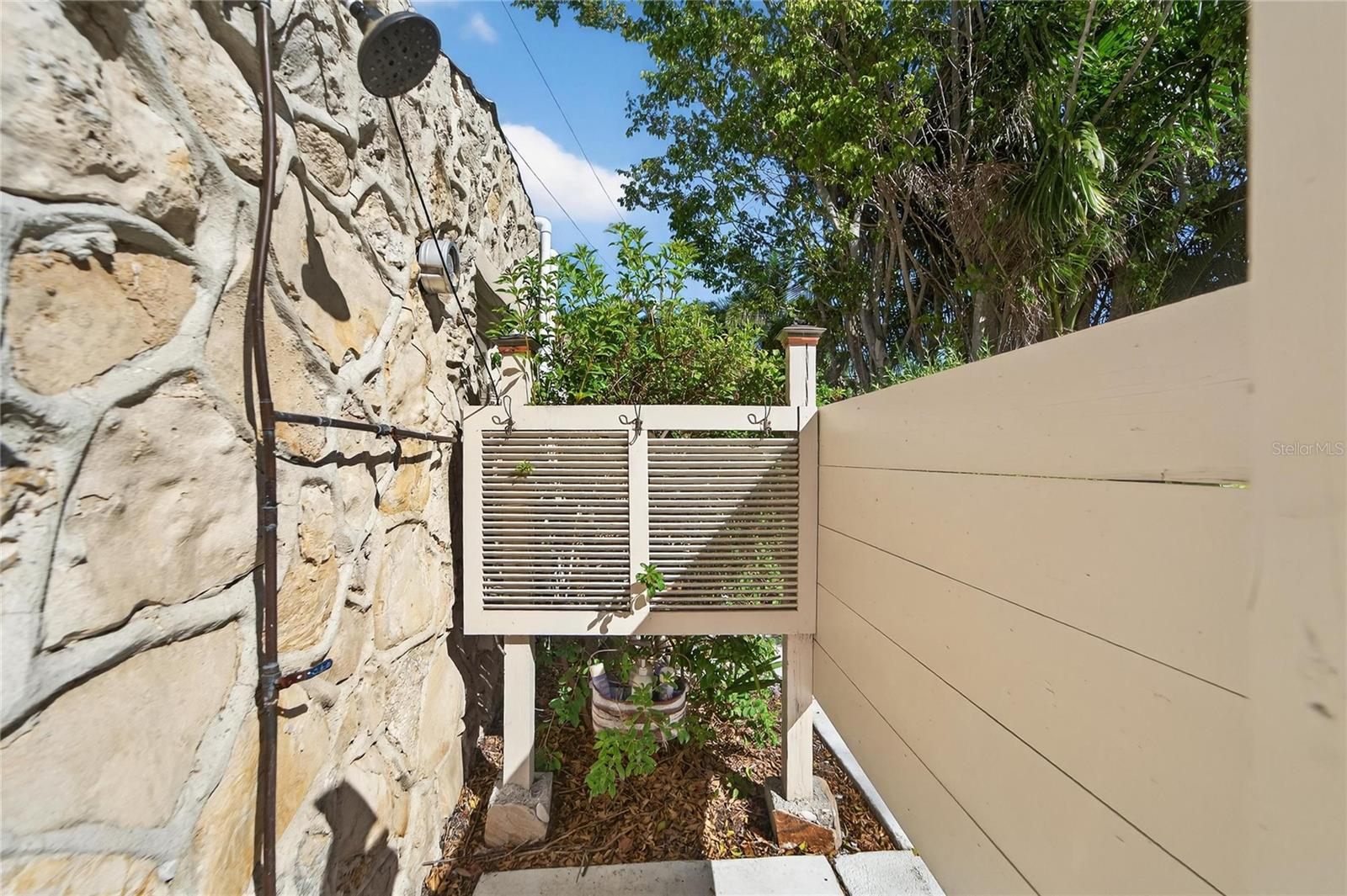 RIVERSIDE COURT - Residential