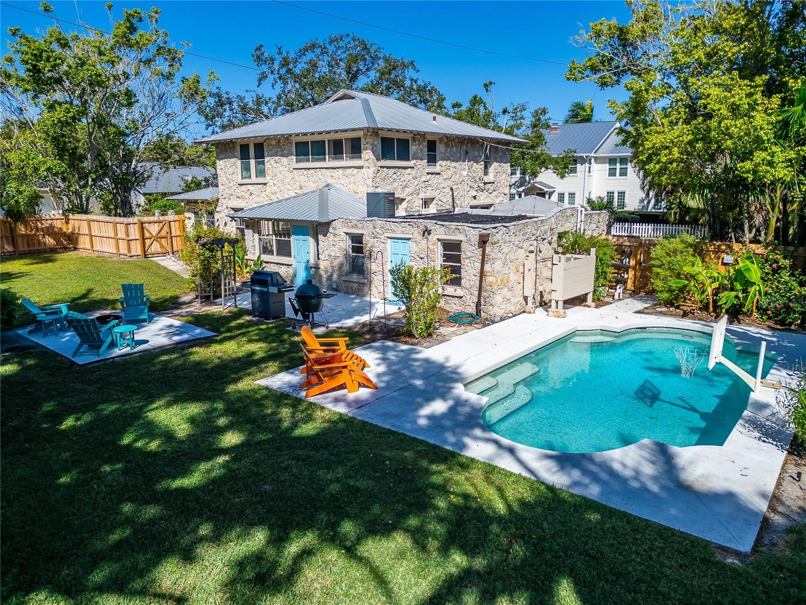RIVERSIDE COURT - Residential
