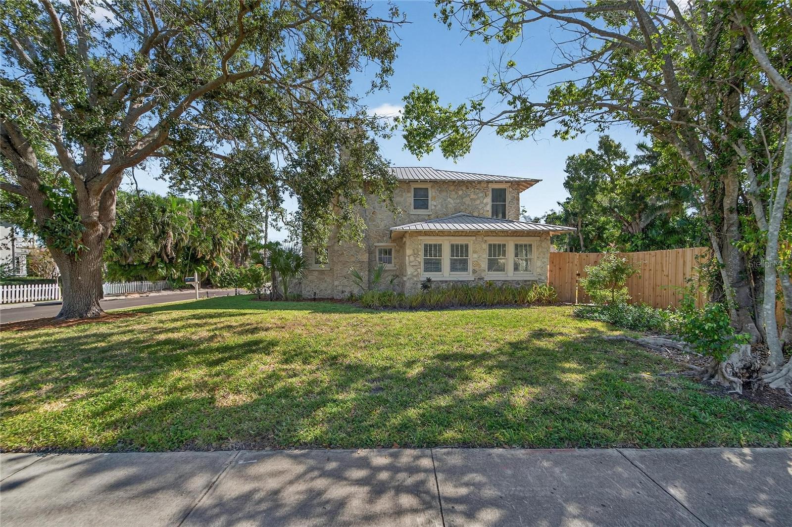 RIVERSIDE COURT - Residential