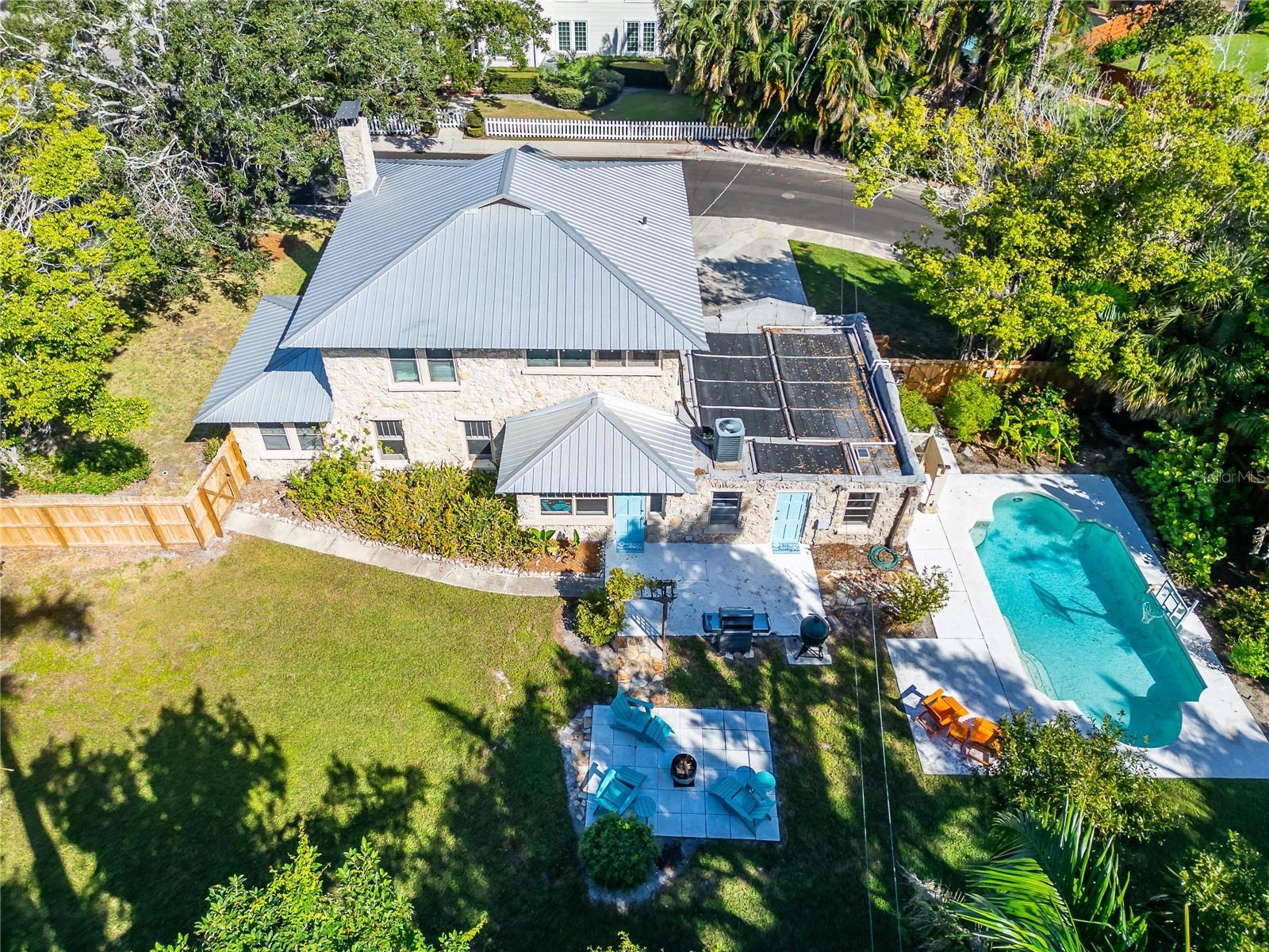 RIVERSIDE COURT - Residential