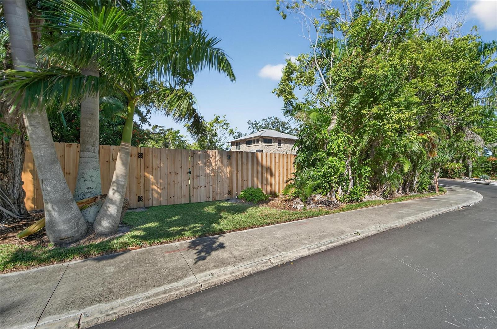 RIVERSIDE COURT - Residential